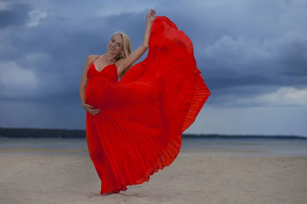 Giovane Ragazza Positiva Abito Rosso Brillante Uno Sfondo Paesaggio Nuvoloso — Foto Stock