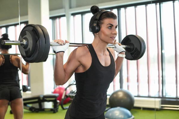 Fitness Vrouw Model Uitvoeren Van Gewichtheffen Oefening Sportschool — Stockfoto
