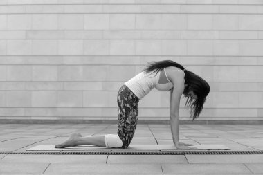 Güzel genç kadın egzersiz, sağlıklı yaşam konsepti