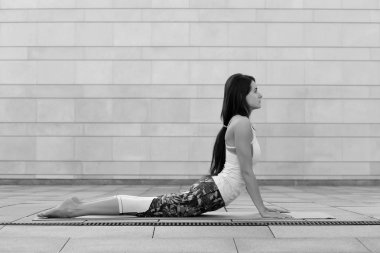 Güzel genç kadın egzersiz, sağlıklı yaşam konsepti