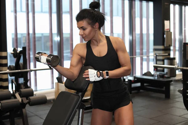 Fitness Vrouw Model Uitvoeren Van Gewichtheffen Oefening Sportschool — Stockfoto