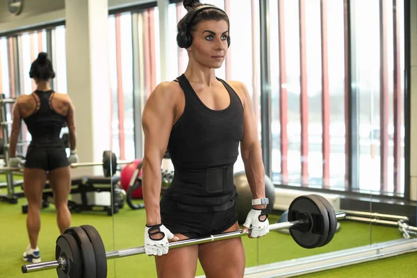 Fitness Mulher Modelo Realizando Exercício Levantamento Peso Ginásio — Fotografia de Stock