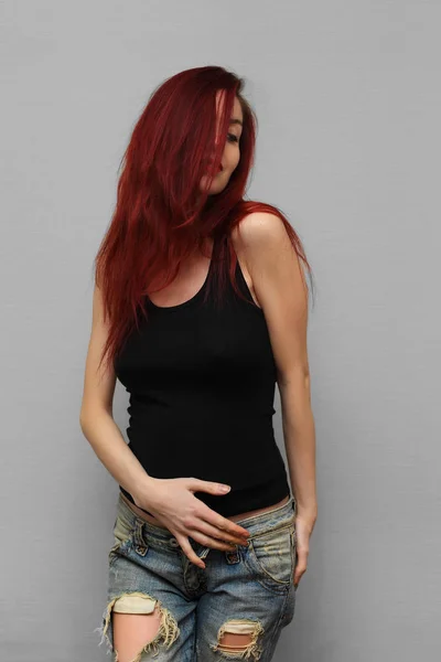 Junges Mädchen Mit Schönem Körper Schwarzem Shirt Und Jeans — Stockfoto