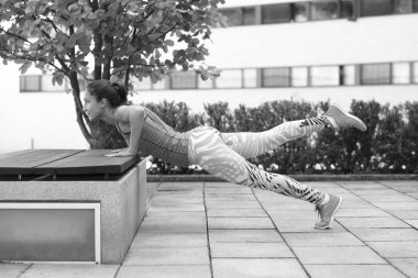 Genç güçlü atletik kız antrenman yapıyor.