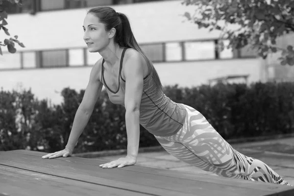 Jeune Fille Sportive Forte Tient Une Séance Entraînement — Photo