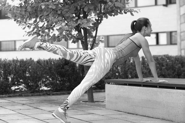 Jovem Forte Atlético Menina Mantém Treino — Fotografia de Stock