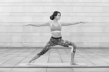 Güzel genç kadın egzersiz, sağlıklı yaşam konsepti