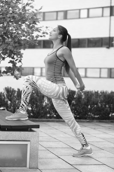 Genç güçlü atletik kız antrenman yapıyor.