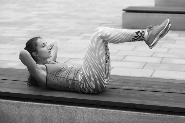 Genç güçlü atletik kız antrenman yapıyor.