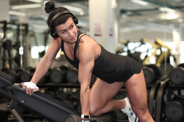 Junge Schöne Fitness Mädchen Mit Muskulösen Sexy Körper — Stockfoto