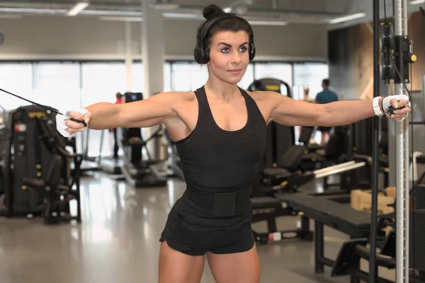 Unga Vackra Fitness Tjej Med Muskulös Sexig Kropp — Stockfoto
