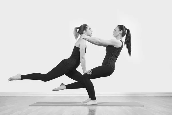 Twee Slanke Meisjes Doen Yoga Binnenshuis — Stockfoto