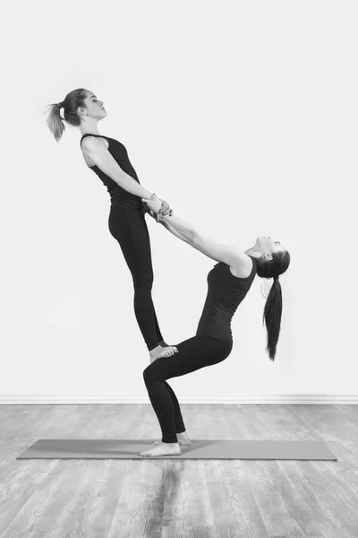 Two Slim Girls Doing Yoga Indoors — Stock Photo, Image