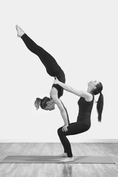 两个苗条的女孩在室内做瑜伽 — 图库照片