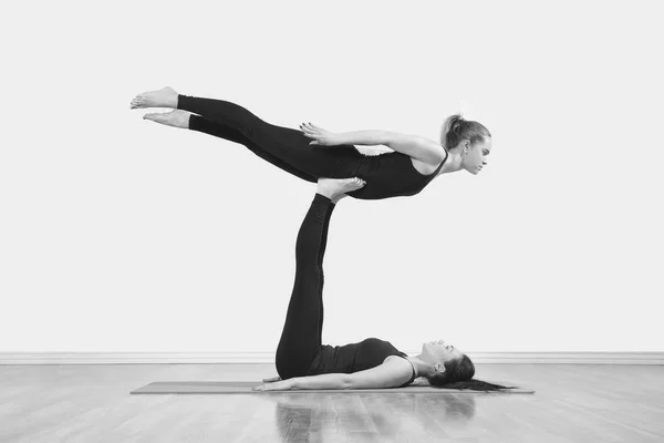 Deux Filles Minces Font Yoga Intérieur — Photo