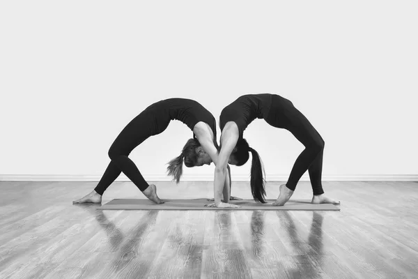 Two Slim Girls Doing Yoga Indoors — Stock Photo, Image