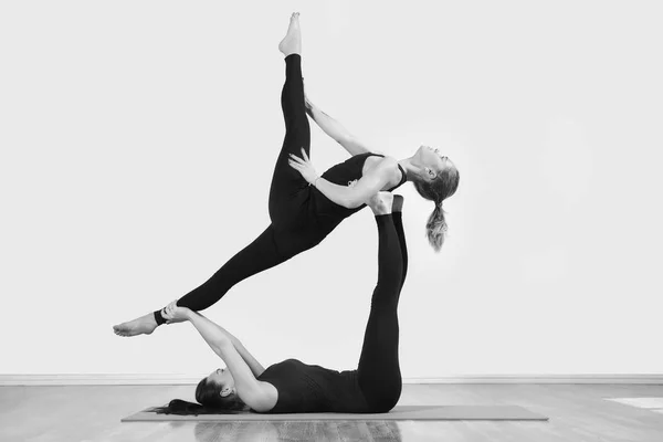 Due Ragazze Magre Stanno Facendo Yoga Chiuso — Foto Stock