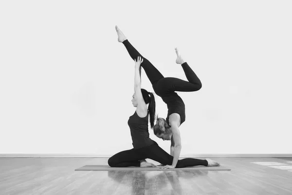 Due Ragazze Magre Stanno Facendo Yoga Chiuso — Foto Stock