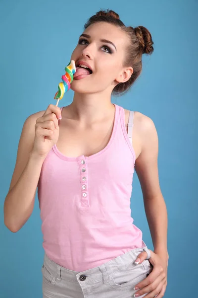 快乐的女孩手拿着棒棒糖糖果 — 图库照片