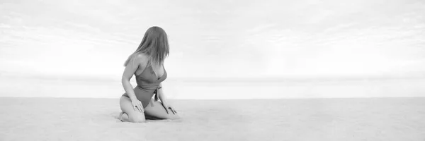 Junges Mädchen Badeanzug Schwarz Weiß Foto — Stockfoto