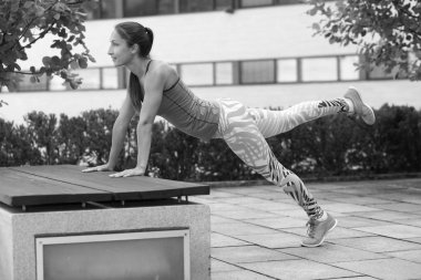 Genç güçlü atletik kız antrenman yapıyor.