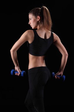 Fitness egzersizleri ile dumbells yapıyor spor giyim kadında.