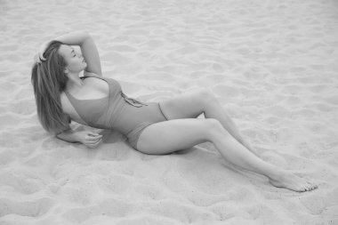 Genç kız bir mayo, siyah beyaz fotoğraf