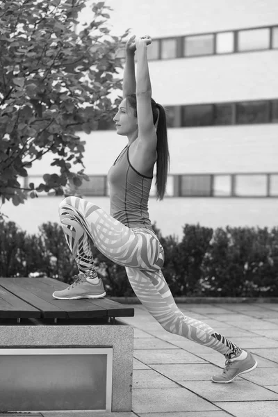 Jeune Fille Sportive Forte Tient Une Séance Entraînement — Photo