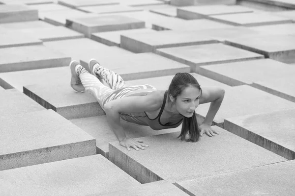 Jong Sterk Atletisch Meisje Houdt Een Workout — Stockfoto