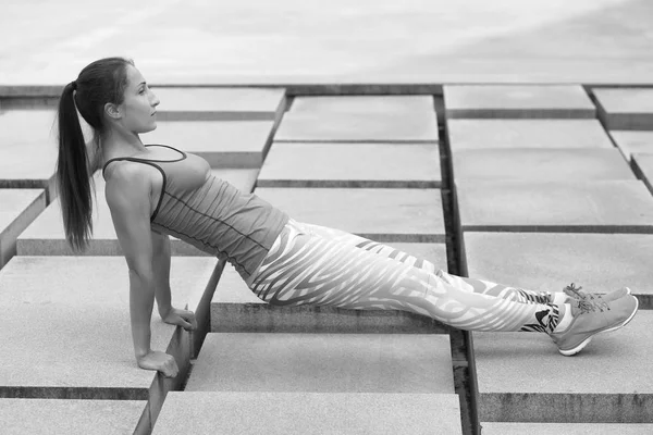 Jeune Fille Sportive Forte Tient Une Séance Entraînement — Photo