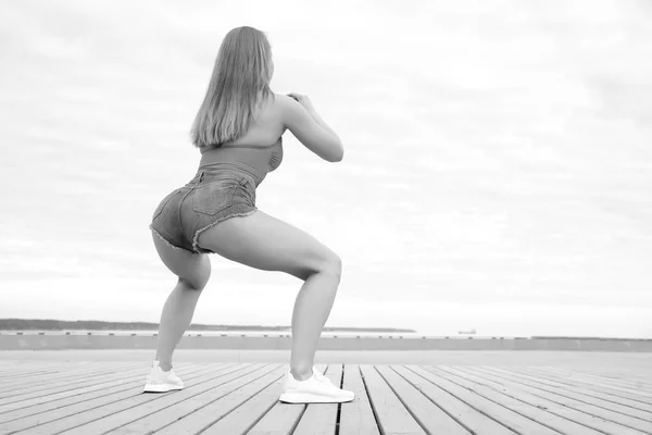 Junge Starke Athletische Mädchen Hält Ein Workout — Stockfoto