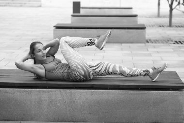 Genç güçlü atletik kız antrenman yapıyor.