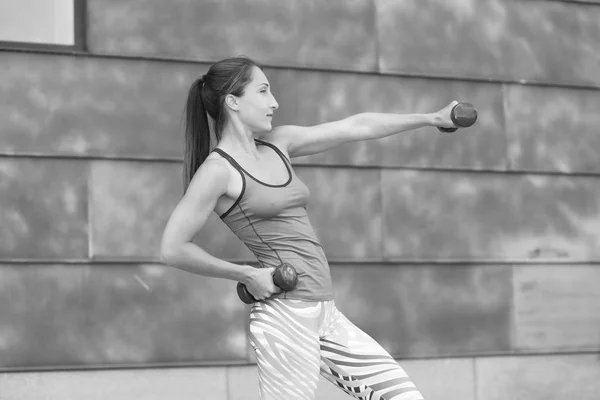 Junge Starke Athletische Mädchen Hält Ein Workout — Stockfoto