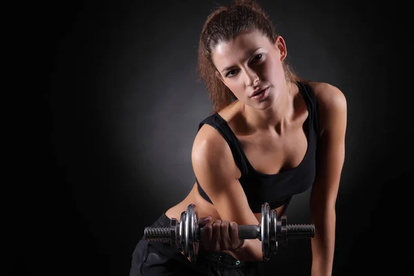 Fitness Egzersizleri Ile Dumbells Yapıyor Spor Giyim Kadında — Stok fotoğraf