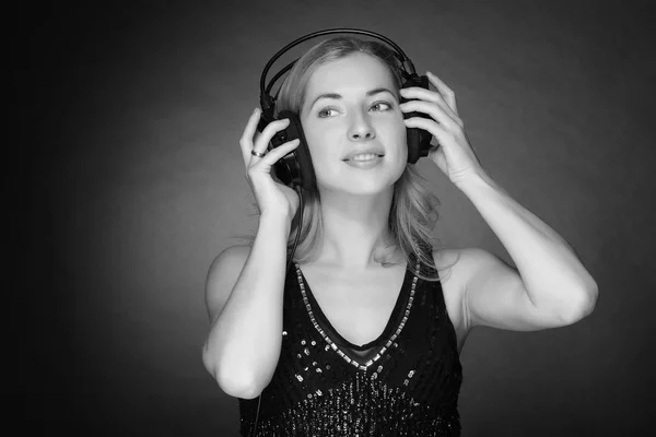 Junges Schönes Mädchen Hört Musik Über Kopfhörer — Stockfoto