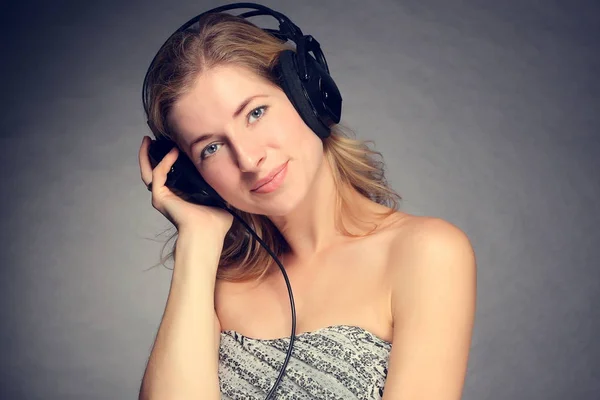 Junges Schönes Mädchen Hört Musik Über Kopfhörer — Stockfoto