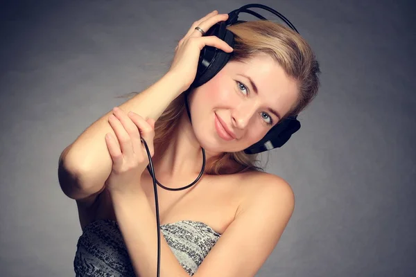 Jeune Belle Fille Écouter Musique Sur Casque — Photo