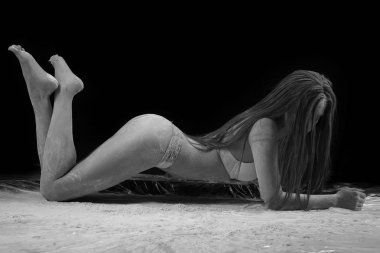 un ile bulaşmış çarşafları genç seksi kadın