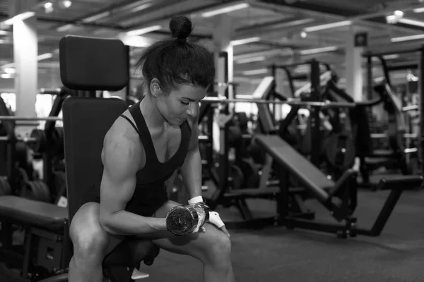 Fitness Egzersizleri Yapıyor Spor Salonunda Genç Seksi Kız — Stok fotoğraf