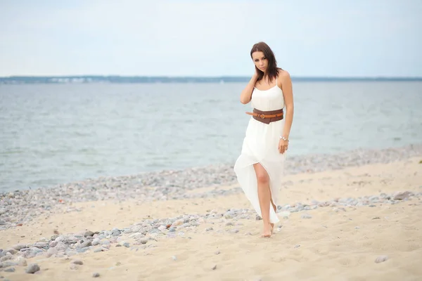 Чудова Темноволоса Дівчина Сукні Піщаному Пляжі — стокове фото