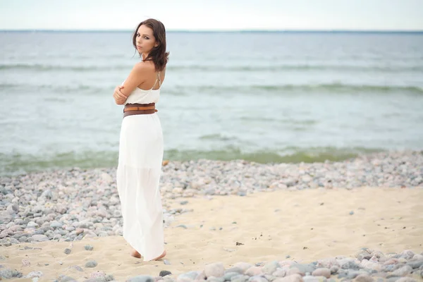 Kumlu Sahilde Elbiseli Güzel Esmer Kız — Stok fotoğraf