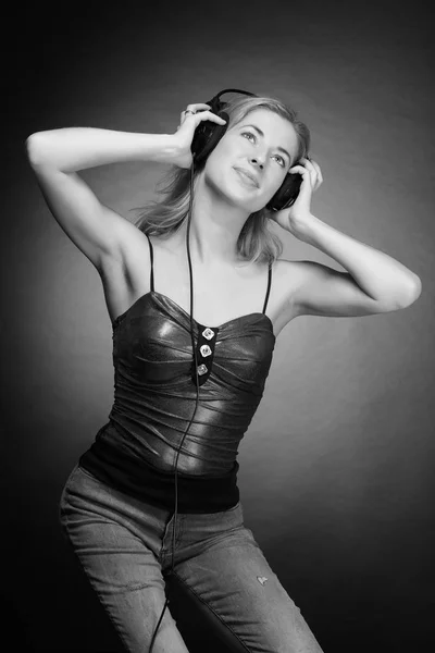 Jeune Belle Fille Écouter Musique Sur Casque — Photo