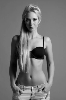 Siyah beyaz fotoğraf genç seksi kız