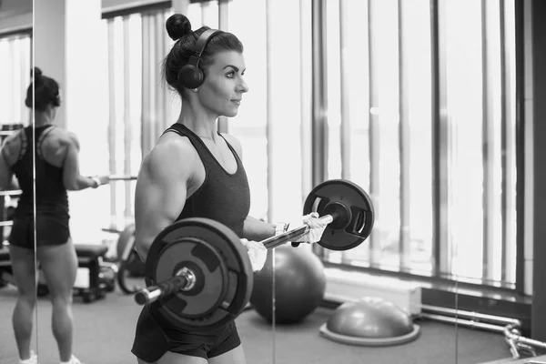 De jong meisje fitness in de sportschool doen oefeningen — Stockfoto