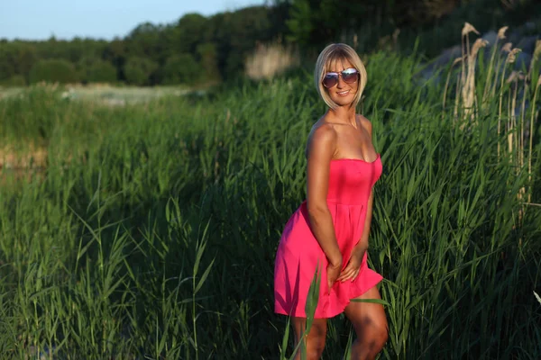 Jovem mulher sexy em vestido vermelho — Fotografia de Stock