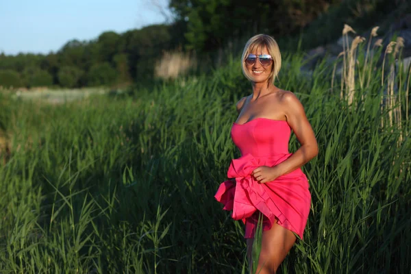 Jovem mulher sexy em vestido vermelho — Fotografia de Stock