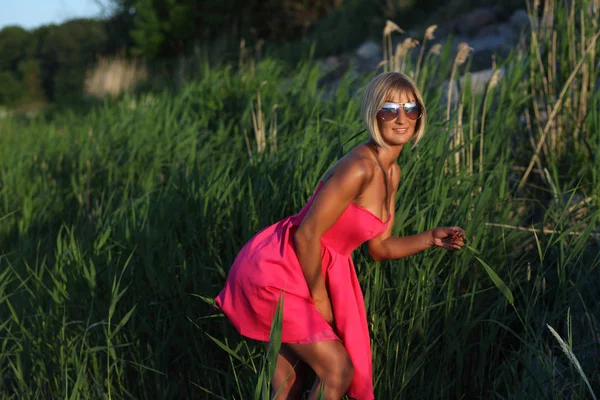 Jovem mulher sexy em vestido vermelho — Fotografia de Stock