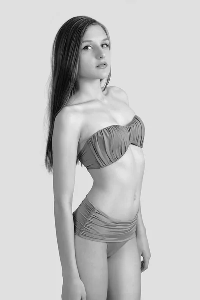 Corps mince de jeune femme en bikini blanc. Fille avec une silhouette sportive saine — Photo
