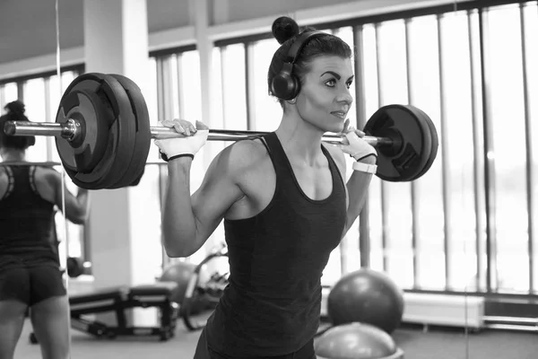 Fitness junges Mädchen in der Turnhalle macht Übungen — Stockfoto