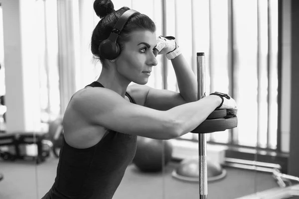 Chica joven fitness en el gimnasio haciendo ejercicios — Foto de Stock